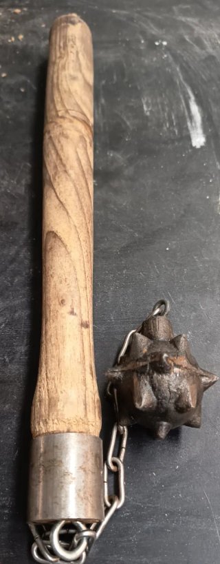 Maza medieval con mango de madera