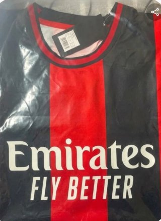 Camiseta de fútbol rayas negras y rojas
