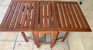 Mesa de jardín de madera con sillas