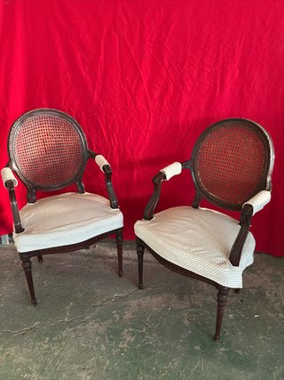 Pareja de sillas de madera