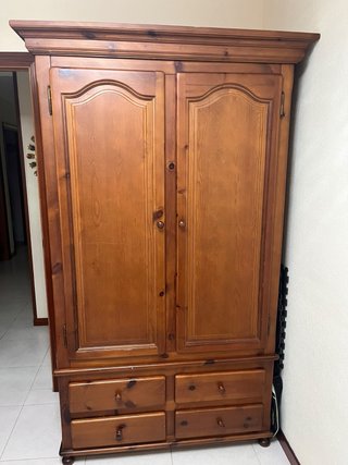 Armario de madera maciza