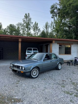 BMW e30 320i