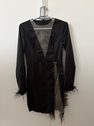 Vestido negro con detalles de plumas