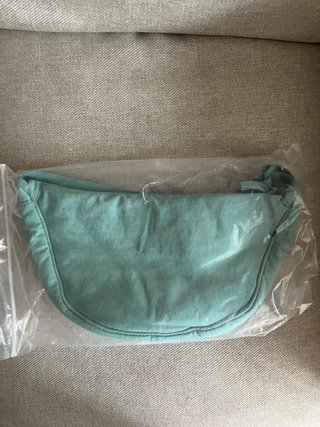 Bolso de hombro estilo media luna