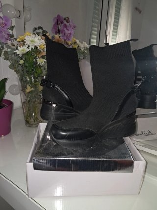 Botines con plataforma y cuña negros