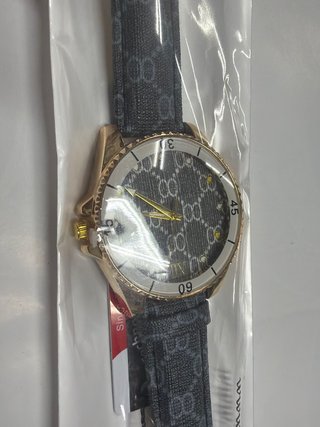 Reloj con esfera estampada y caja dorada