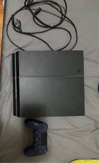 PS4 Fat 500gb (tiene un fallo) con mando y cables