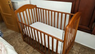 Cuna de madera para bebé
