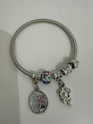 Pulsera con Abalorios de Flores