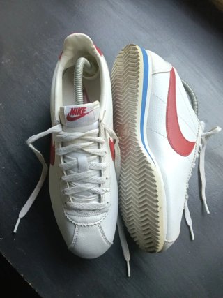 Zapatillas Nike Cortez Blancas y Rojas.