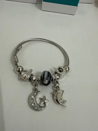 Pulsera Plateada con Abalorios Luna y Delfín