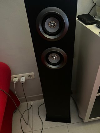 Torre de sonido negra