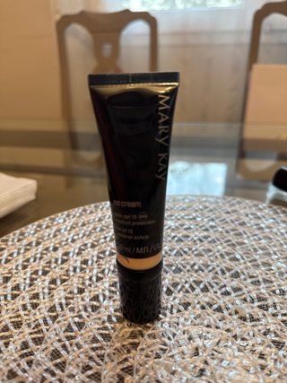 CC Cream Mary Kay light to medium