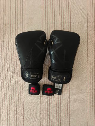 Guantes de Boxeo Venum Tecmo 2.0 de 14 oz y vendas