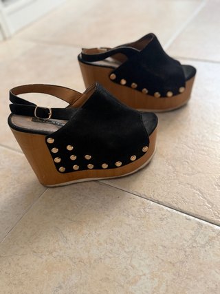 Sandalias de cuña negras con tachuelas