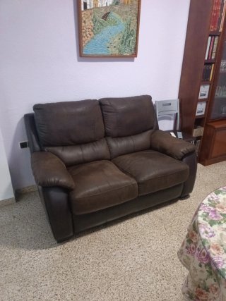 Sofá de dos plazas marrón