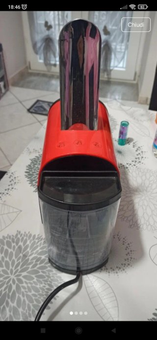 Macchina da caffè a capsule rossa