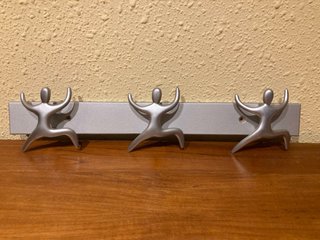 Perchero de pared con figuras