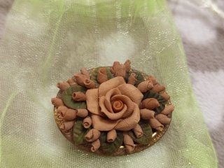 Spilla floreale con rose