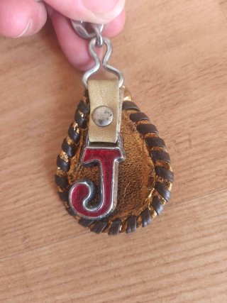Llavero Vintage de Cuero Trenzado – Inicial "J"