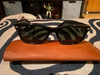 Gafas de sol Ray-Ban negras con custodia