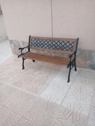 Banco de Exterior de Madera y Metal
