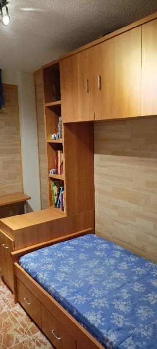 Dormitorio Juvenil con Cama y Estantería y mesa