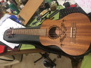 Ukulele con dettagli intagliati