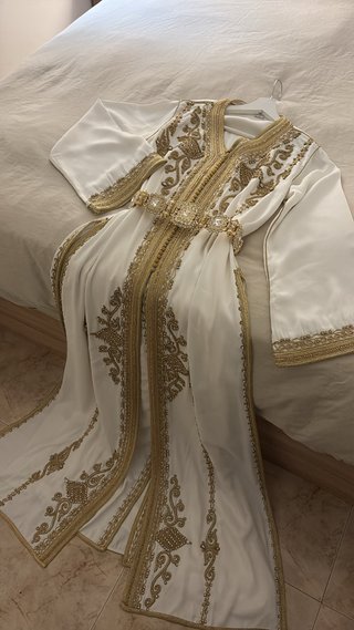 Takshita Blanca con Bordados Dorados