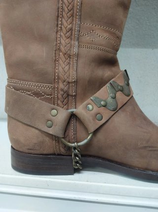 Adorno de cuero para bota campera
