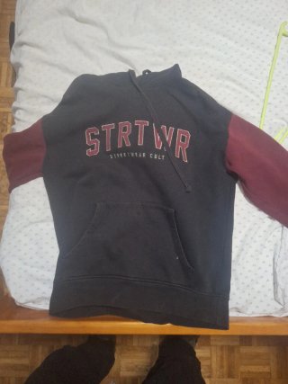 Sudadera con capucha negra y granate