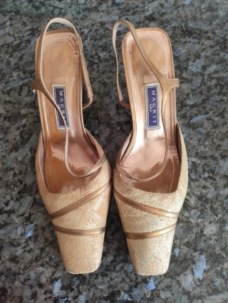 Sandalias Magrit Doradas Punta Cerrada
