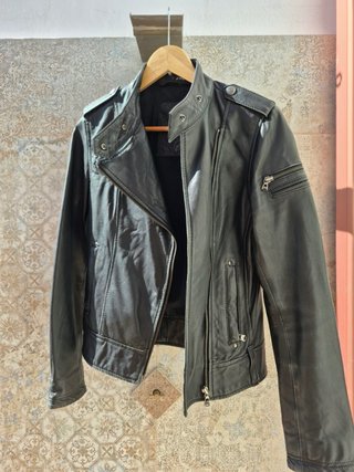 Cazadora de piel negra