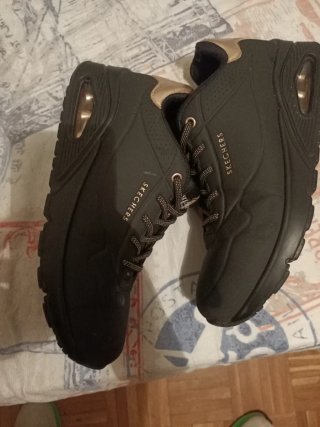 Zapatillas Skechers Negras y Doradas