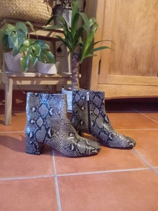 Botines con estampado de serpiente