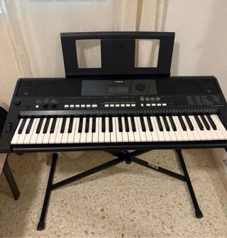 Teclado Yamaha con Soporte