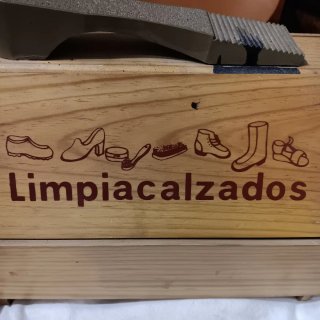 Limpiacalzados de madera antiguo