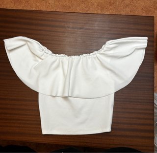 Top blanco corto con volante