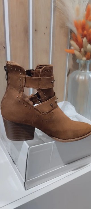 Botines Marrones con Tachuelas