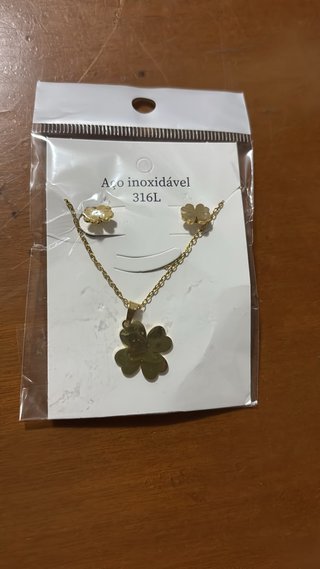 Conjunto de Collar y Pendientes Trébol