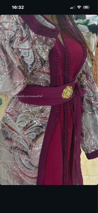 Takchita tradicional con detalles bordados