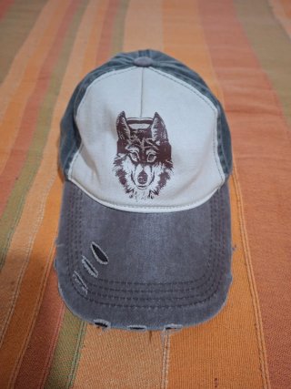 Gorra Gris con Estampado de Lobo