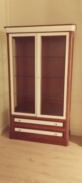 Vitrina de madera de cerezo