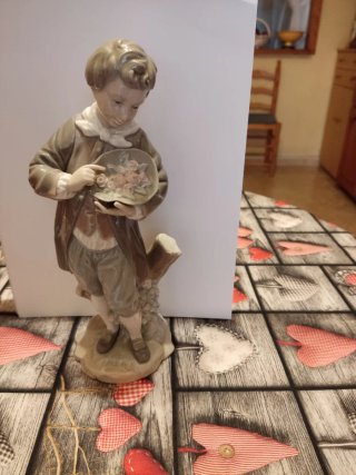 Figura Lladro de Porcelana Niño con Flores