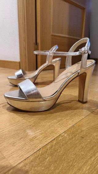 Zapatos de tacón plateados