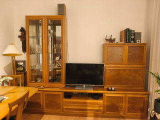 Mueble de salón de madera con vitrina