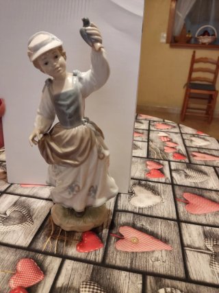 Figura Lladro de Porcelana de Joven con Pájaro