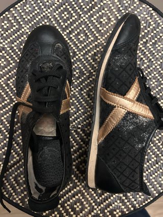 Zapatillas Munich Negras y Doradas