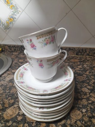 Set de 12 Tazas y Platos de Porcelana
