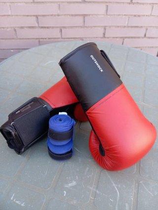 Guantes de Boxeo Outshock y Vendas